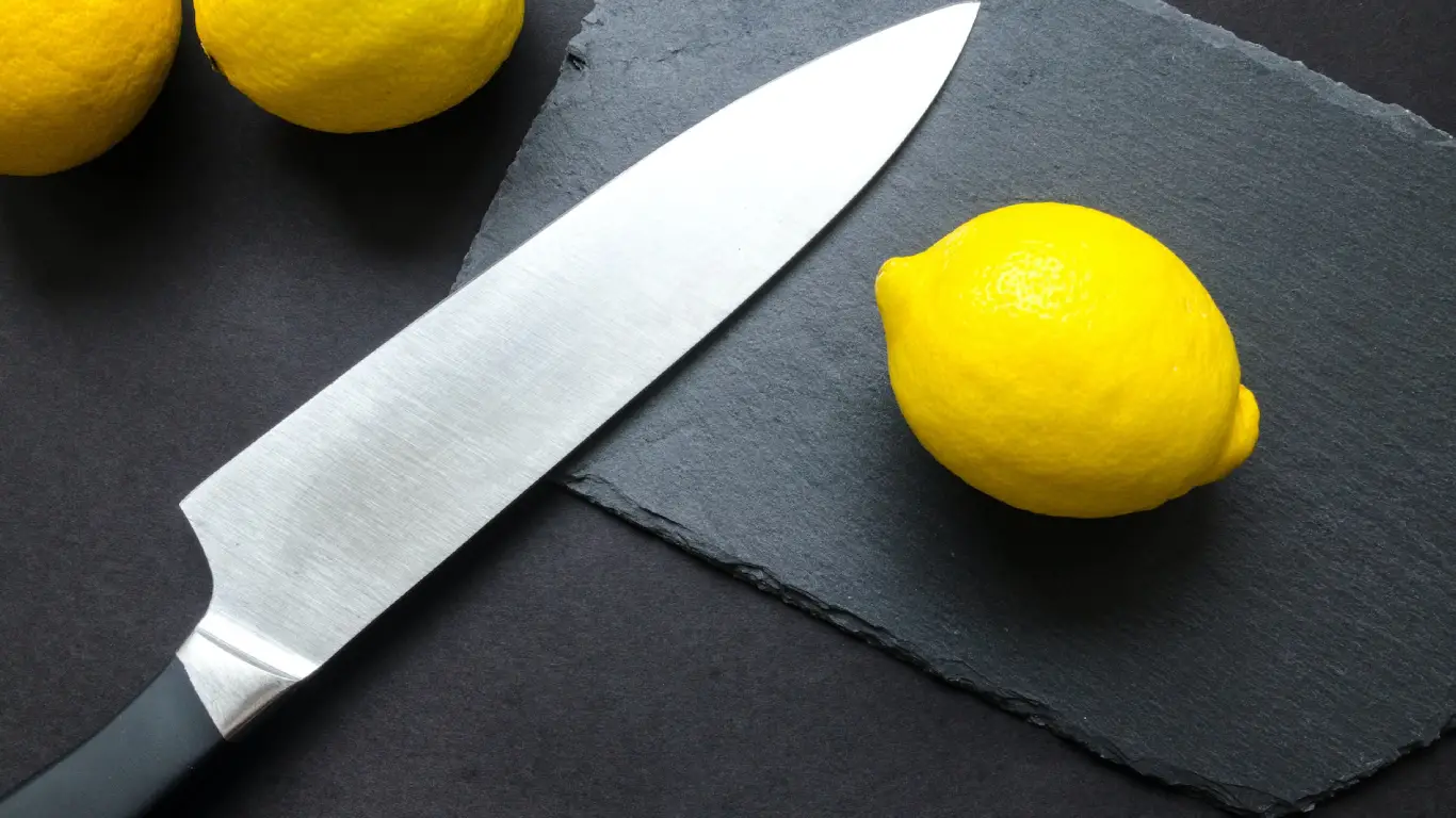 Доска, нож и лимон