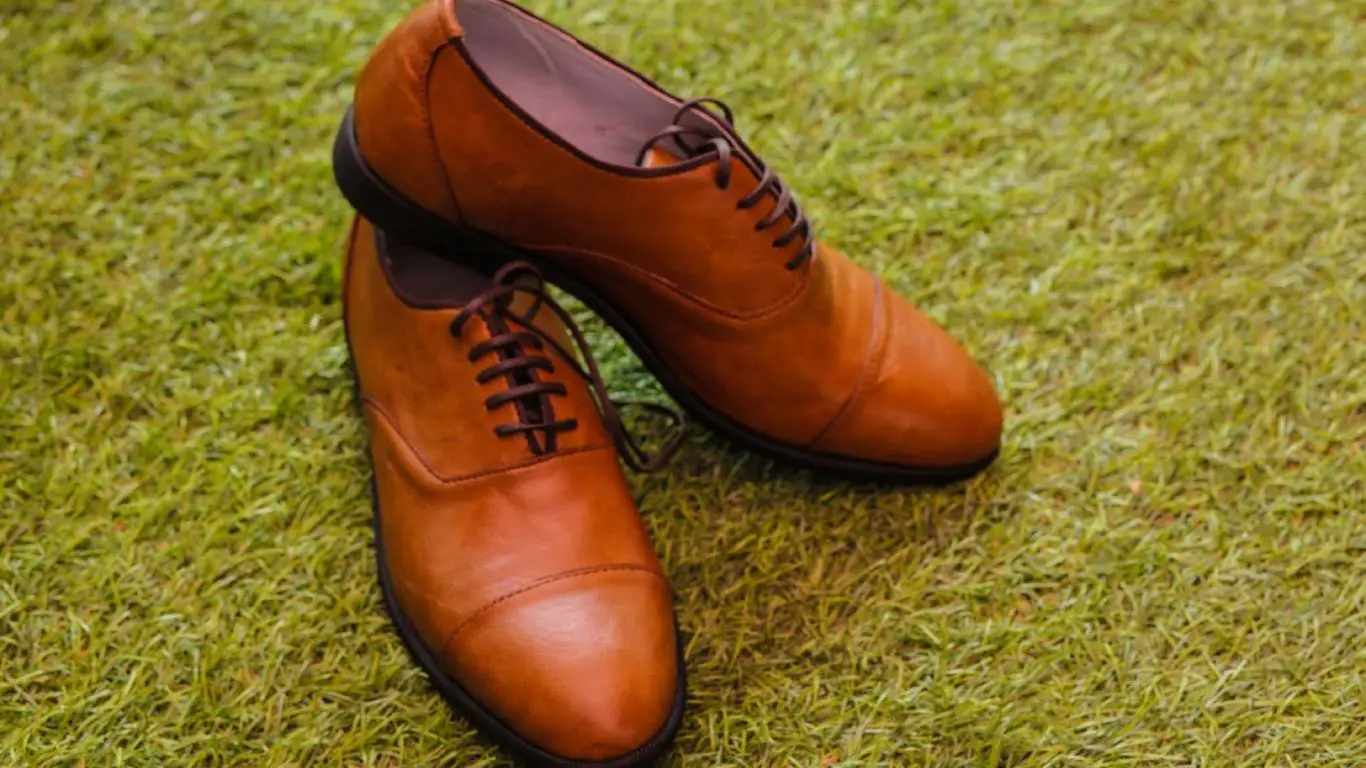 Обувь на траве