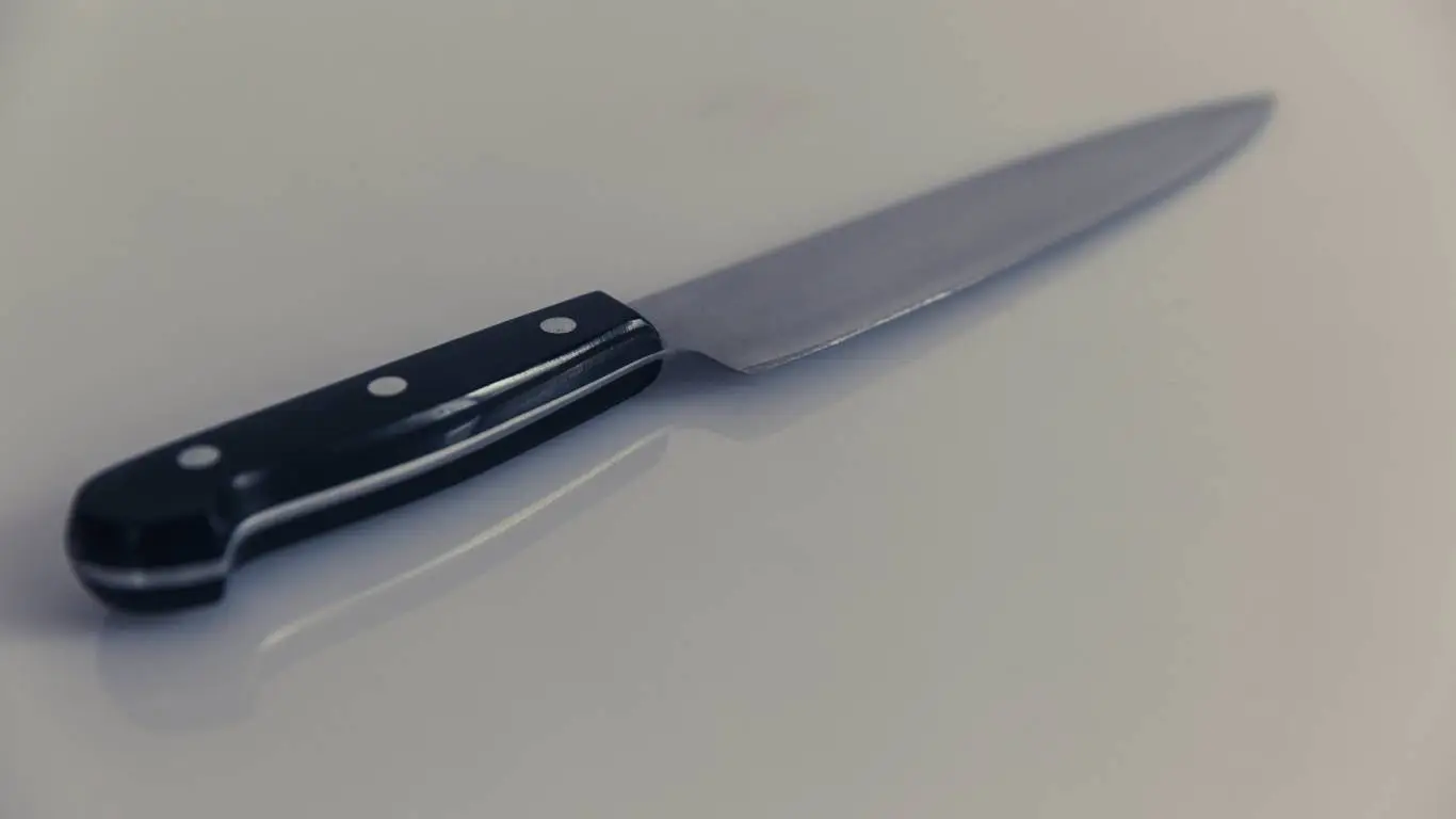 Нож на столе