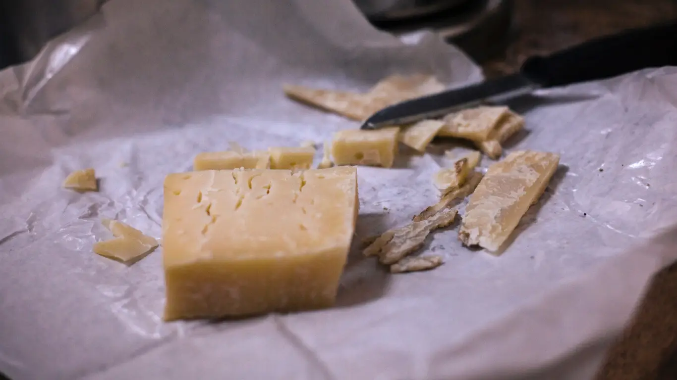 Порезанный твердый сыр