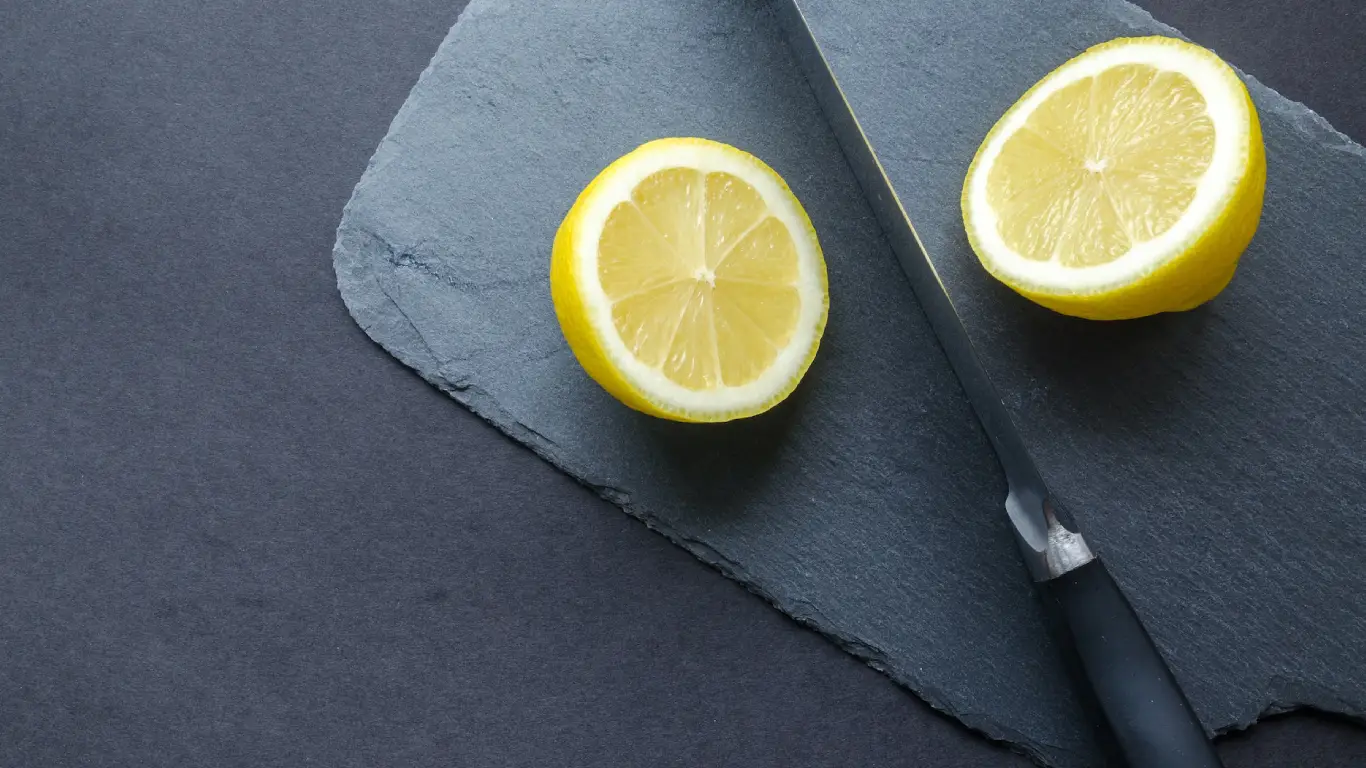 Нож разрезал лимон