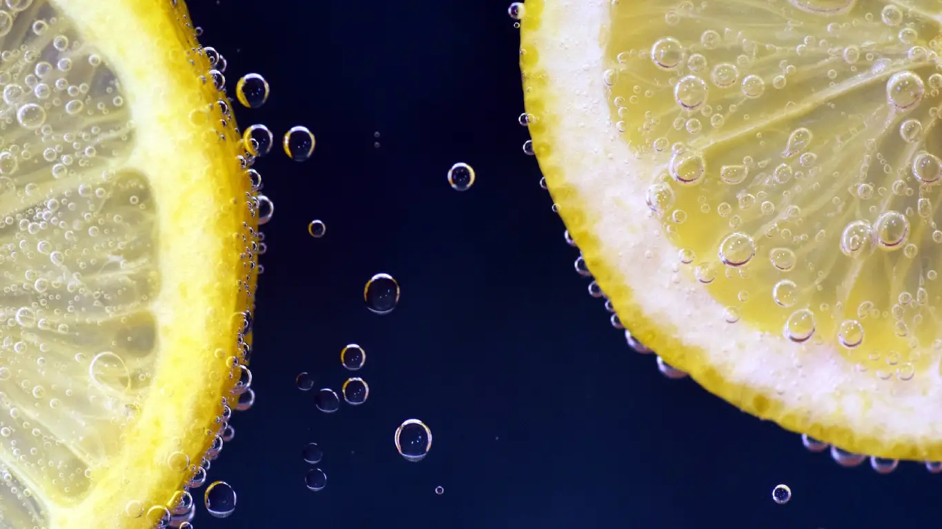 Лимон в воде с пузырьками