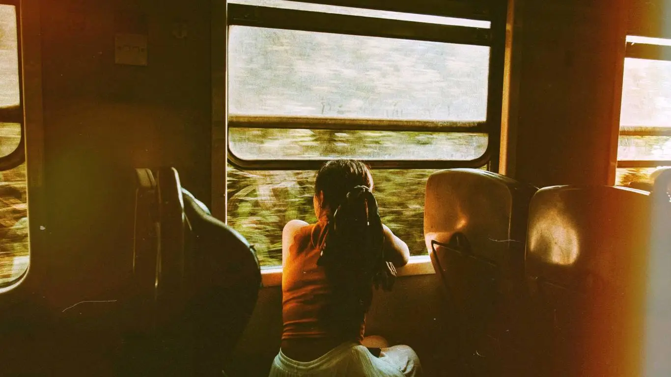 Женщина смотрит в окно поезда