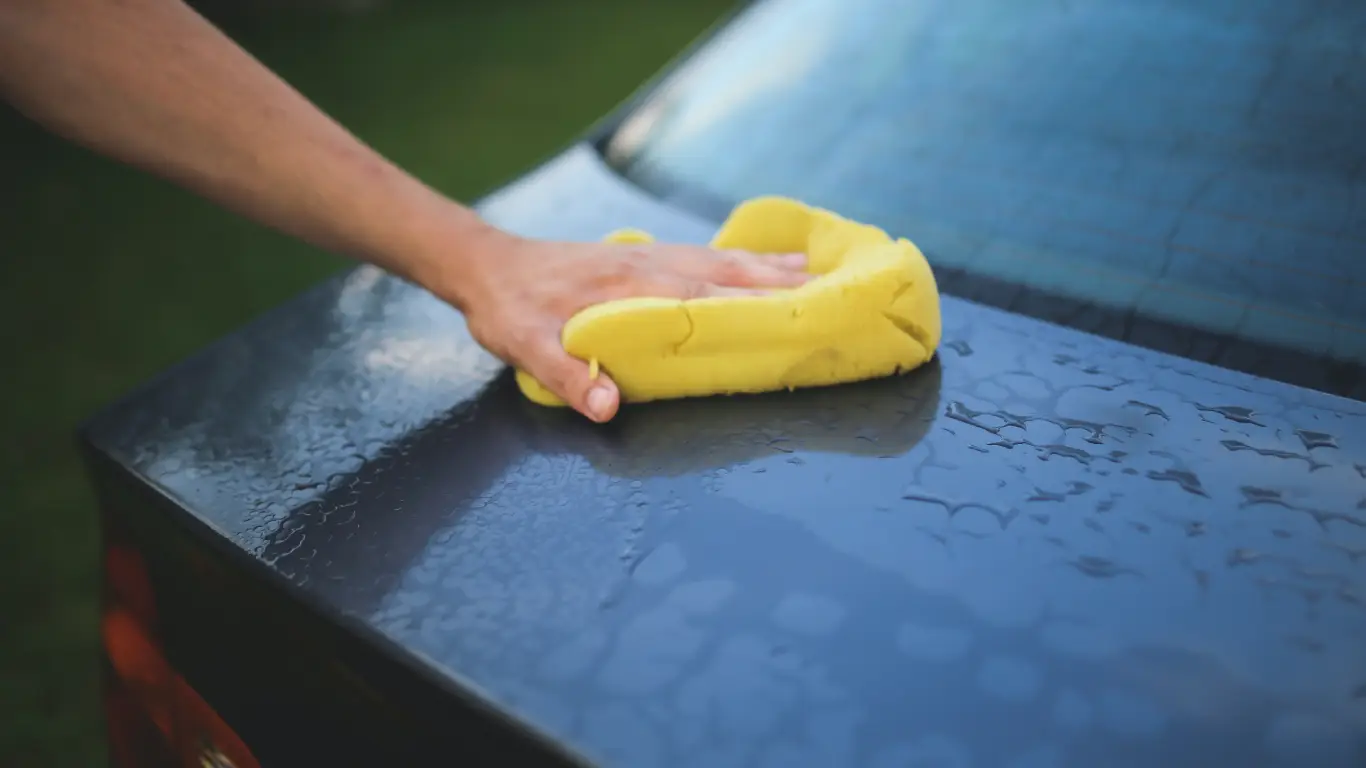 Мытье машины мочалкой