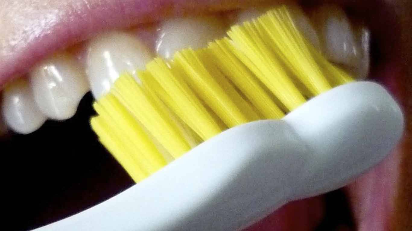 Запах изо рта после чистки. После чистки зубов ультразвуком пахнет изо рта. Что за штука может появиться желтый цвет изо рта.